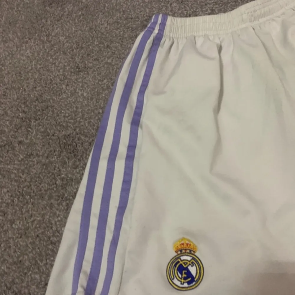 Jag säljer adidas real Madrid shorts. Shorts.