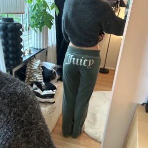 Juicy byxor  - Säljer ett par fina mörkgröna juicy mjukisar i storlek xs. Dom är sparsamt använda utan några defekter.