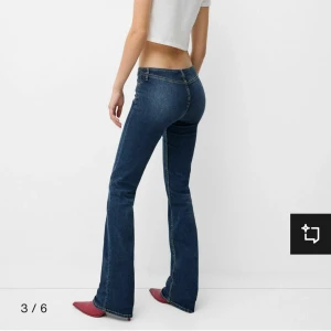Lågmidjade Jeans  - Säljer ett par mörkblå lågmidjade jeans från Bershka. Dom har inga fickar där bak, och är storlek 34. Säljer pågrund av att dom inte passar mig. Köptes för 349kr, aldrig använt lappen är kvar. 