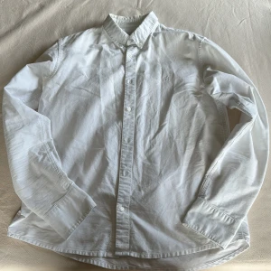 Vit skjorta från Mault - Storlek S  - En vit skjorta från Mault i storlek S. Ryggsömmen är sne, vilken är meningen. 100% bomull. 