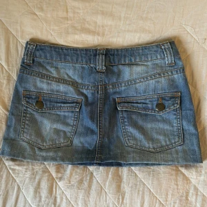 jeanskjol - Säljer den här jättesnygga korta jeanskjolen. Bara att skriva om du har några funderingar🫶🏻