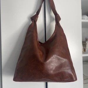 Jättefin brun skolväska  - Brun pu-läder väska som passar perfekt till skolan. Det finns inga fack inuti. Knappt använd