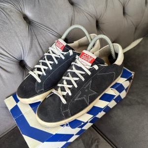 Golden Goose Skor - Säljer dessa sjukt feta Golden Goose Skor!  | Skick 8/10 (Slitningarna är design) | Storlek 40 passar 41 utan problem | Box, Dustbag ingår | Hör av dig för fler bilder eller om du har någon fundering! 🤝