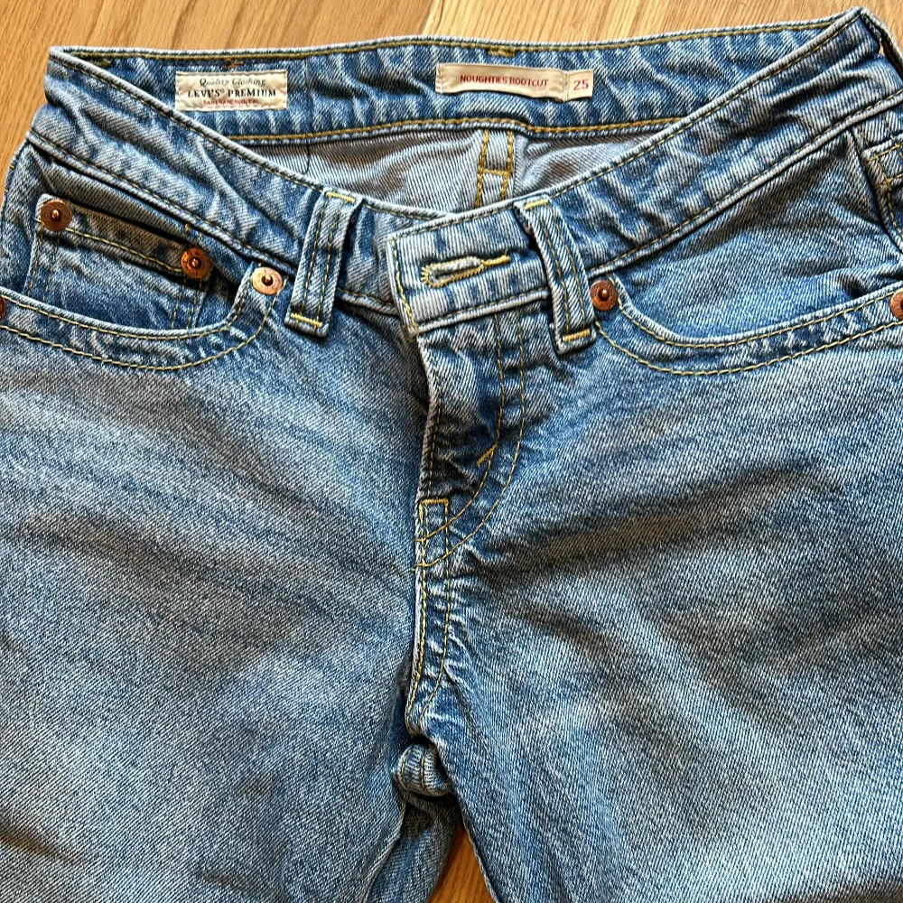 Jättefina jeans i strl 25. Lite slitna längst ner men inget som påverkar. Använda 1 vår. Kostar 1500 nya. Bootcut . Jeans & Byxor.