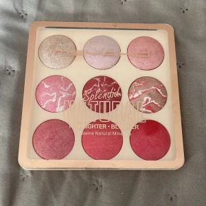 Highlighter och blush pallet.   - Jätte fint smink pallet jätte fina färger. Har aldrig använt den. 