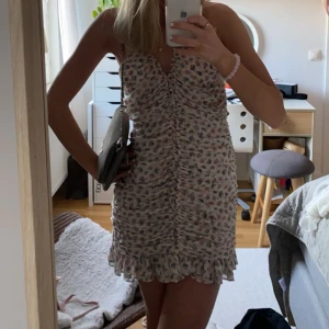 Blommig klänning från zara - Fint skick
