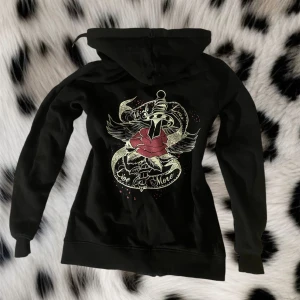 Y2k hoodie - Super vacker zip upp hoodie ifrån märket dirty hank med coola detaljer på baksidan❤️