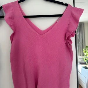 Stickad topp - Stickad rosa topp med volangärm från Asos som ej kommer till använing