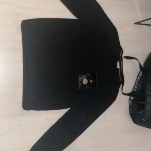 Moncler hoodie - Jag säljer min hoodie pågrund av att bytt stil osv, den är som helt nytt skick den har bara rostat lite på knappen till fickan men inte så mycket som man märker. Hoodien ska vara riktig som jag kan se. Skit snygg på vintern och varm🔥 den är storlek S