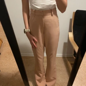Rosa kostymbyxor - Rosa/beiga kostymbyxor. Lång rak model. Bra skick