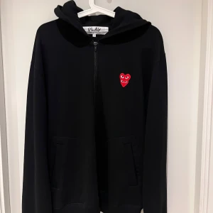 CDG zip hoddie  - Säljer min CDG zip hoddie i väldigt bra kvalitet i storlek L. Skriv om ni har några funderingar.