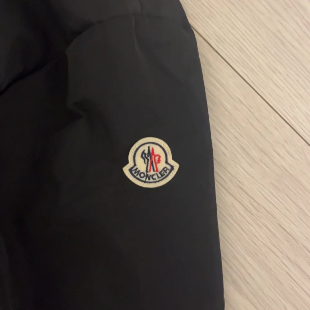 Säljer min moncler jacka köpt i våras för 850 euro. Strorlek M. Knappt använd. Tåll vatten.. Jackor.