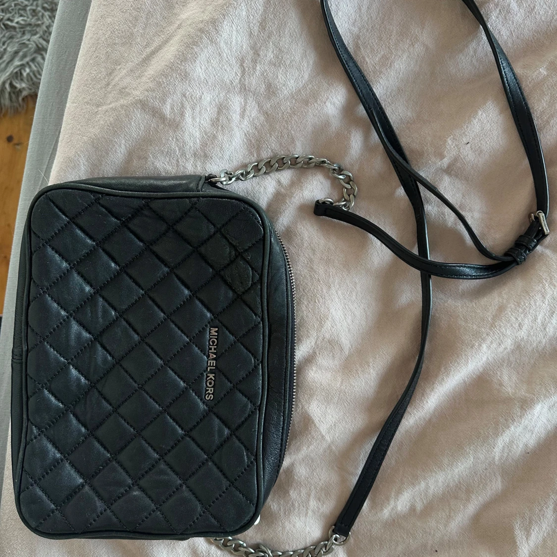 Svart quiltad axelväska från Michael Kors