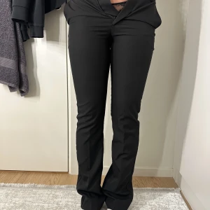 Kostymbyxor  - Säljer dessa högmidjade kostymbyxorna då dem inte kommer till användning. Använda ett fåtal gånger. Köpta för 500 men säljs för 150