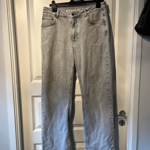 Mid Waist Jeans Bikbok - Använda enstaka gånger men inga tecken på användning syns.   W33L30  Innerbenslängd 80cm