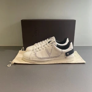 Valentino Garavani Bacnet - Hej! Säljer nu dessa Valentino Garavani Bacnet. Unik modell med nitar baktill på bägge sidor. Tillkommer box, dust ags och kvitto vid köp.