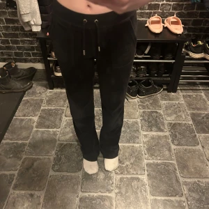 Juciy byxor - Jag säljer mina juciy byxor då dom inte kommer till användning, lite slitna men fortfarande väldigt fina. Kom privat för mera info o fler bilder,Pris kan sänkas vid snabb affär💗