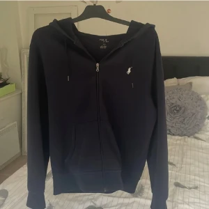Ralph lauren zip  - En marinblå Polo Ralph Lauren kofta/zip Inget fel på den alls förutom taggarna som ni kan se på den sista bilden därför den säljs till ett billigare pris👍