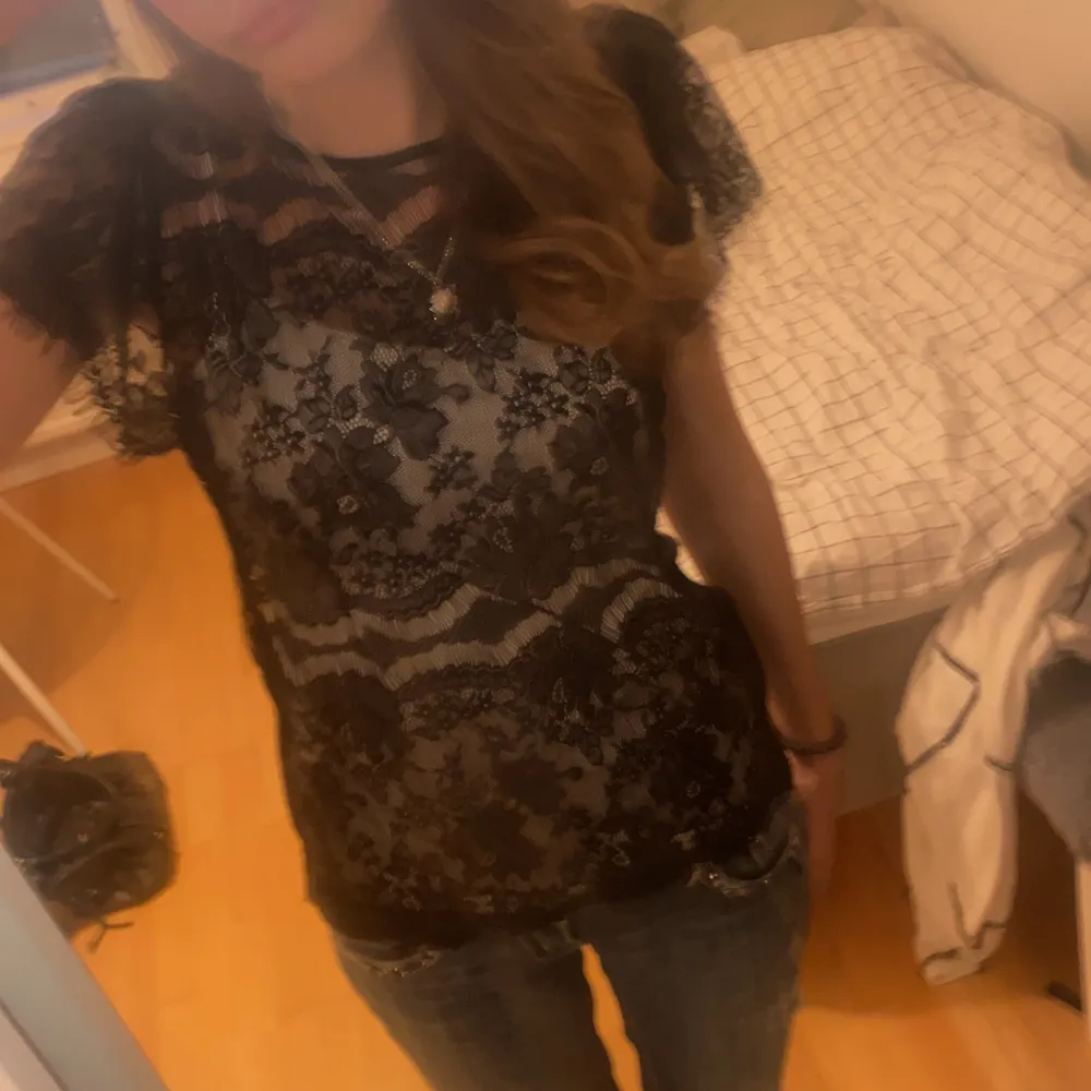 Jätte fin spets topp från Day Birger Mikkelsen, vet inte vilken storlek det är men skulle säga s-m. Bra skick.hör av dig om du har frågor 💕. Puserot.