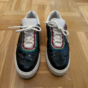 Sneakers - Säljer mina sneakers köpta i Hongkong. De är i mycket bra skick och i storlek 38