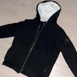 Moose knuckles jacka - En moose knuckles jacka i nyskick, rökfri och utan defekter. Storlek xl i barn vilket motsvarar ungefär en xs i herr.  Nypris 3 300kr, mitt pris kan diskuteras vid ett snabbt köp ‼️‼️