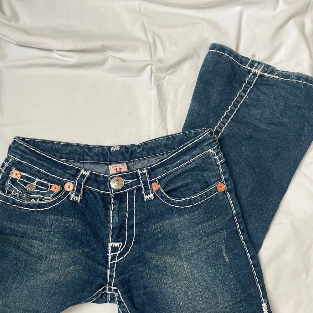 Vintage lågmidjade Bell bottom true religion jeans, tyvär saknas en knapp där bak men annars är dom i fint skick  Annonsen är uppladdad både på vinted och plick, först till kvarn gäller! Priset är diskuterbart. Jeans & Byxor.