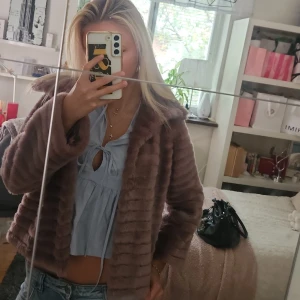 Päls jacka - Fin fluffig jacka❤️Den är i en fin rosa lila färg och e perfekt som vår/höst jacka❤️Skriv om ni är intresserade! Den är i storlek M men skulle säga att den mer är som en xs-s