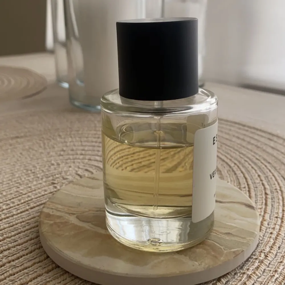 Parfym från essence, den är inspirerad av Lost cherry från Tom Ford. Den är perfekt för layering. . Parfym.