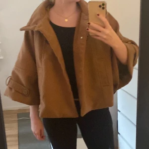 Poncho kappa - pris kan diskuteras vid snabb affär!⭐️ Jätte fin poncho i beige/brun färg, fickor och fin knäppning!✨ perfekt nu till hösten!✨