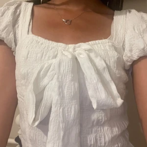 Coquette klänning - Jättesöt klänning som ej kommer till användning💗Den passar storlek 32-36 då den har ett väldigt stretschigt material.🎀