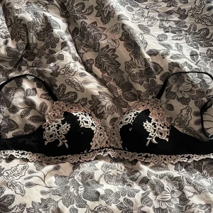 Intimissmi BH - Säljer denna snygga Bh:n från intimissimi.  Säljer på grund av att jag aldrig använder den. Endast testad. Den heter Tiziana pretty flowers bh.