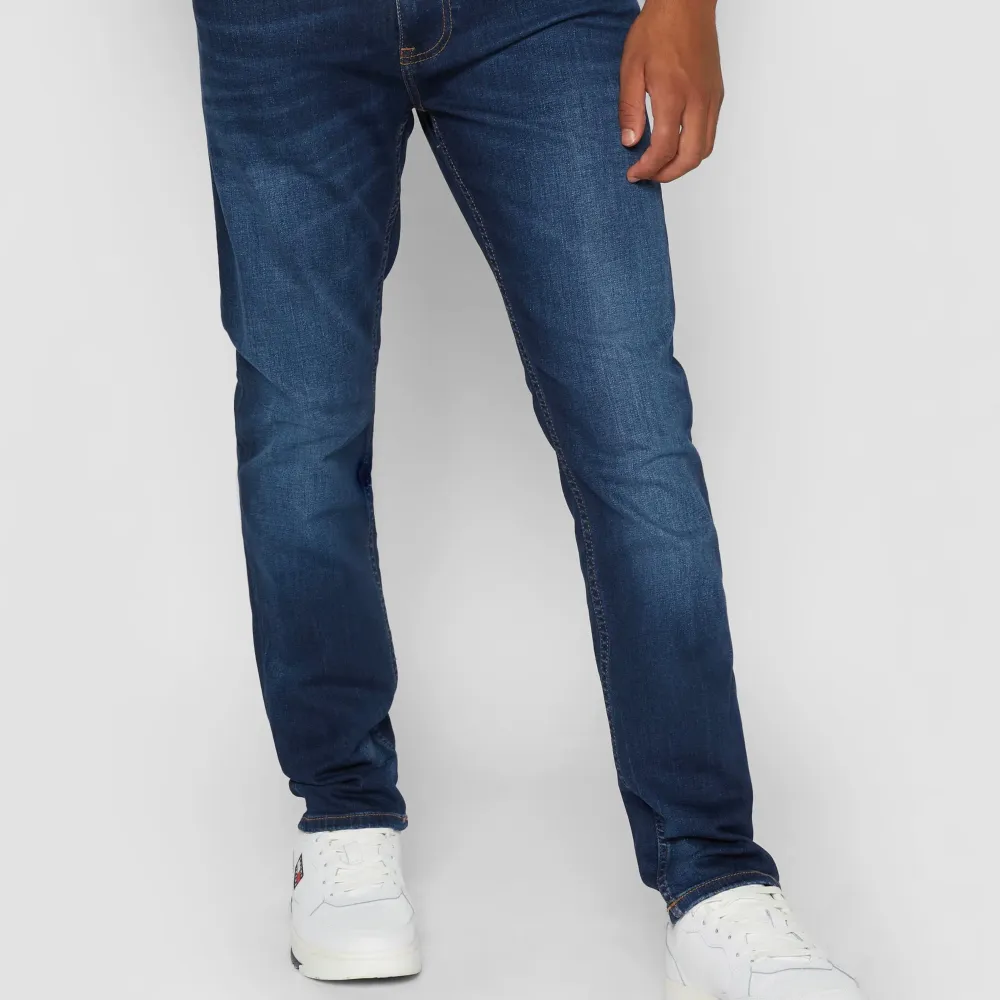 Säljer ett par mörkblå jeans i nästan ny skick. De har en slimfit/skinny passform. W31/L32. Jeans & Byxor.