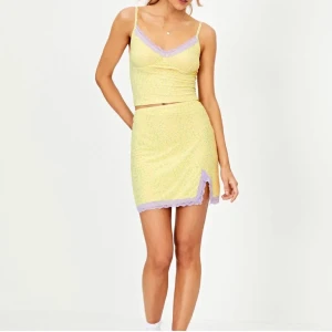 Kjol - Gul sommarkjol. Har aldrig använt den, så den är ny utan prislapp. Storlek: S. Den är stretchig i materialet så den passar XS-M 🌸 Frakt 58kr ❤️