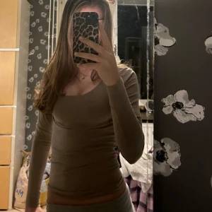 Beige långärmad topp från 157 - Säljer en stilren beige långärmad topp från 157. Perfekt för både vardag och fest. Toppen har en tight passform och är gjord i ett mjukt och bekvämt material.