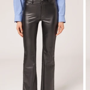 Läderbyxor med bootcut  (Calzedonia) - Storlek xs och är jättefina tyvärr för stora för mig, helt nya och är oanvända. Perfekta till vintern då byxorna är varma!💗