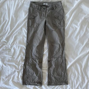 Vintage cargobyxor cargos cargopants y2k 2000s - Storlek S/M? Midja 39x2, innerbenslängd 82 (cm). Kan också bäras som shorts💋