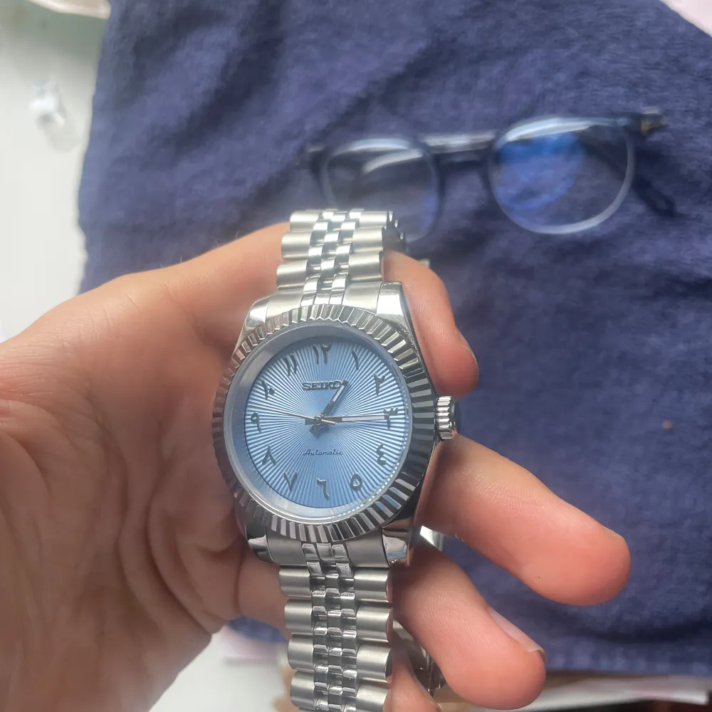 Säljer nu denna sjukt feta seiko klockan med arabiska siffror och en schysst blå urtavla. Diametern är 40 mm. Klockan är i nyskick och aldrig använd, kom privat för fler frågor!. Asusteet.