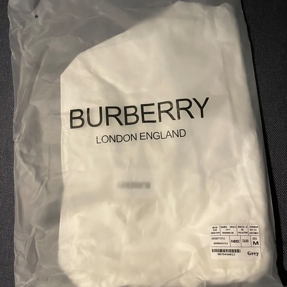 Skulle säga bra pris för en direkt köpt burberry från hemsida. Den är i bra skick och inte använd så mycket.. Hoodies.