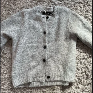 Stickad kofta - Nyskick och jätteskön