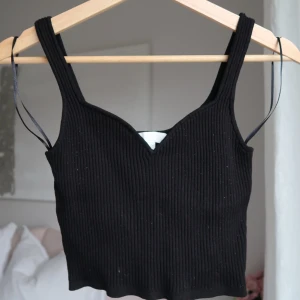 Svart linne med urringning  - Stickat svart linne. Har blivit nopprig från annat tyg. Går att ta bort med noppermaskin. 💗