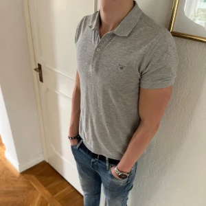 Gant piké  - As fet grå piké från Gant, storlek S, skick 7/10, original pris 900kr vårat pris 250, skriv om du har frågor🙌✅