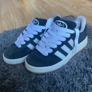 Adidas campus 00s black - Bra skick, använda några få gånger. Nypris 1200. Storlek 39 men passar 40