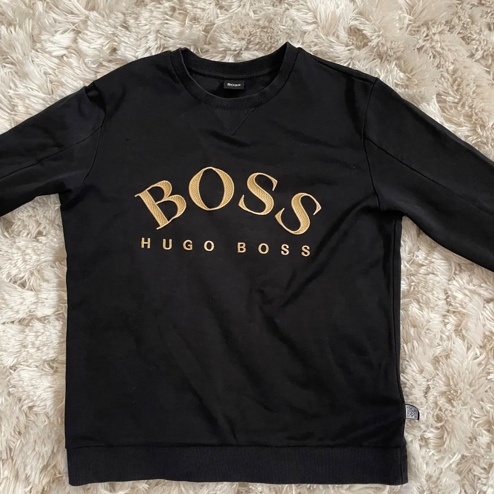 Svart Hugo Boss tröja i storlek M men sitter som S. Tröjor & Koftor.