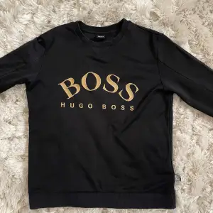 Svart Hugo Boss tröja i storlek M men sitter som S