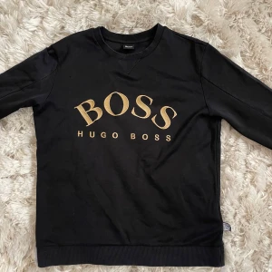 Hugo Boss Tröja - Svart Hugo Boss tröja i storlek M men sitter som S