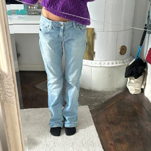 Raka jeans - Säljer dessa super snygga raka jeansen som är köpta second hand
