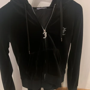 Juicy couture set - Detta sett har jag använt Max 4 gånger, det är för stort för mig men är i otroligt bra skick samt kvalite. Köpt för 1300 på jd sports. Både byxor och tröja kan ni få för 1200 (PRISET KAN DISKUTERAS!!)