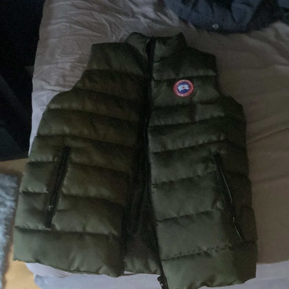 Säljer en helt ny canada goose väst( replika ) aldrig använd.. Jackor.