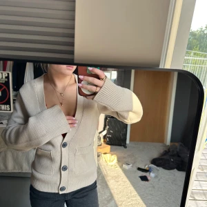 Stickad kofta NELLY - Stickad kofta feån Nelly. Storlek XXS, jättefint skick och nästan helt oanvänd. Hör av er för frågor!!!