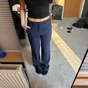 Kostymbyxor Nelly  - Marinblå kostymbyxor från Nelly i storlek 34, använda två gånger. Hör av er för frågor!!!